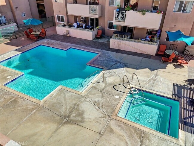 Building Photo - 450 E 4th St