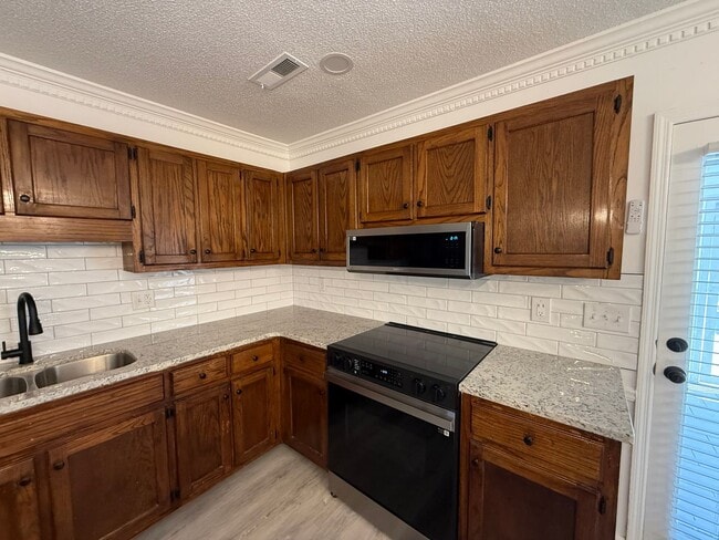 Building Photo - 3/3 Fully Renovated Town Home Available!