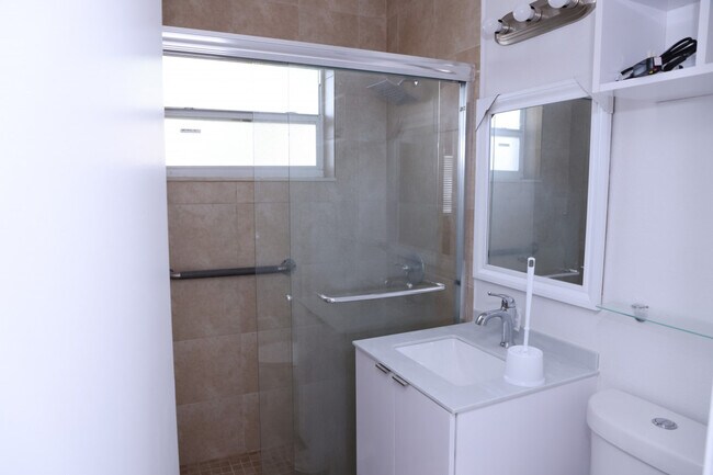 Building Photo - 1109 SW 37th Ave