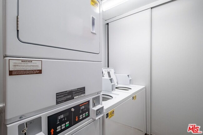 Building Photo - 100 S Doheny Dr