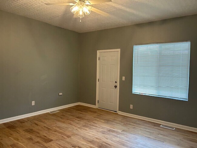 Building Photo - Renovated 3 Bedroom, 2 Full Bath Home Minutes from Downtown Dayton