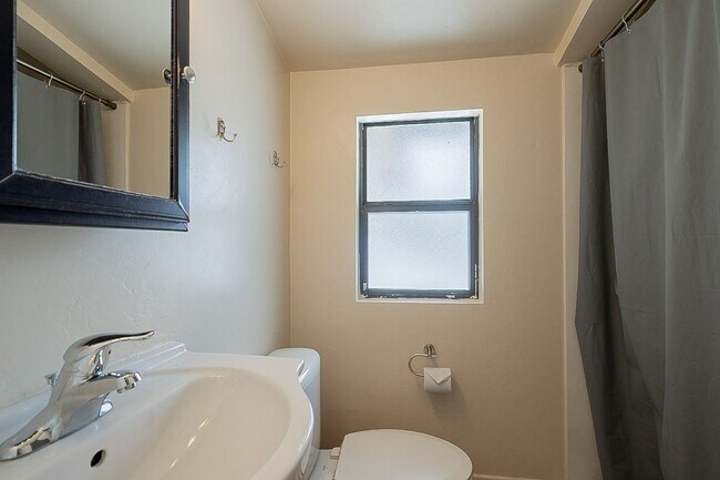 Building Photo - 928 E 6th St