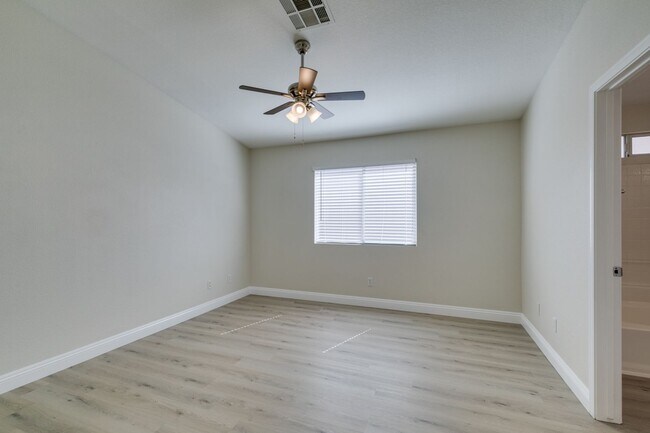 Building Photo - Stunning 3 bedroom, 2 bathroom house located in Silverado Ranch.