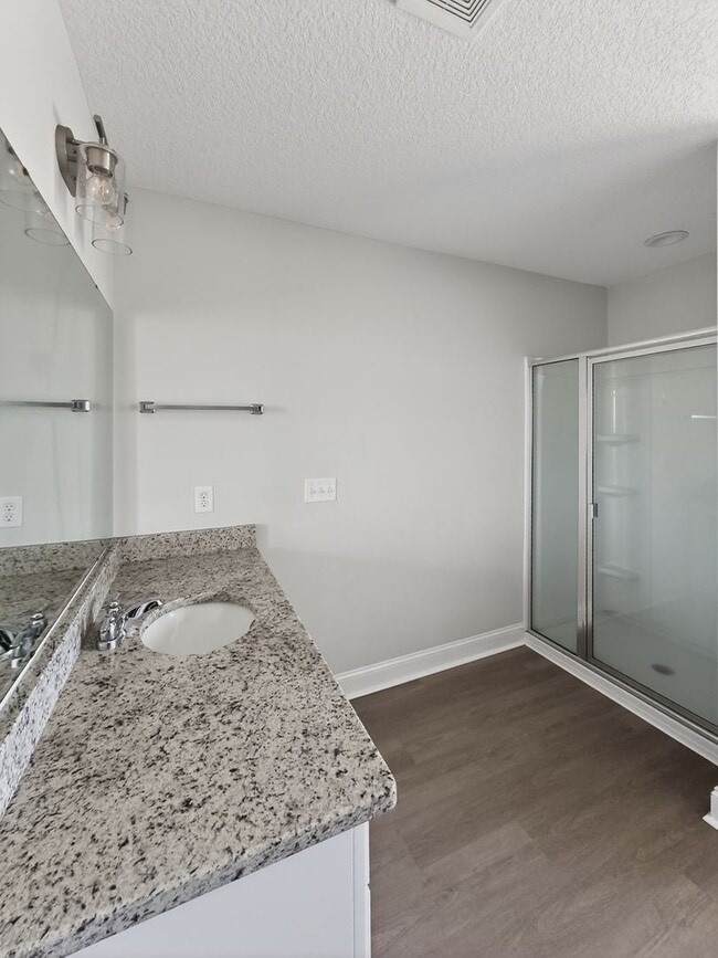 Building Photo - RATE DROP ALERT (was $2200/month) and MOVE-IN SPECIAL: 1st FULL MONTH'S RENT FREE**