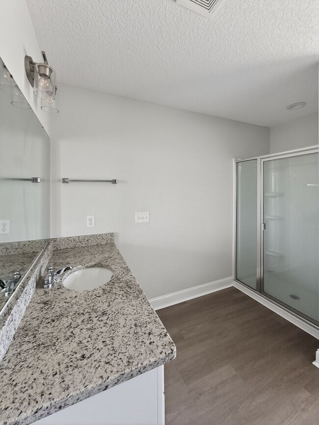 Building Photo - RATE DROP ALERT (was $2350/month) and MOVE-IN SPECIAL: 50% OFF 1ST MONTH'S RENT!**