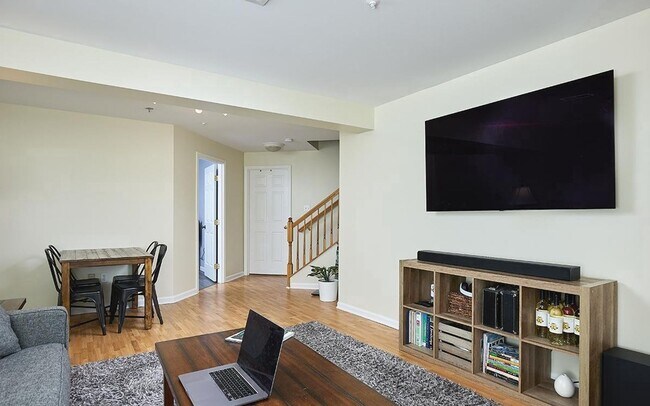 Building Photo - Beautifully maintained brick townhouse in ...