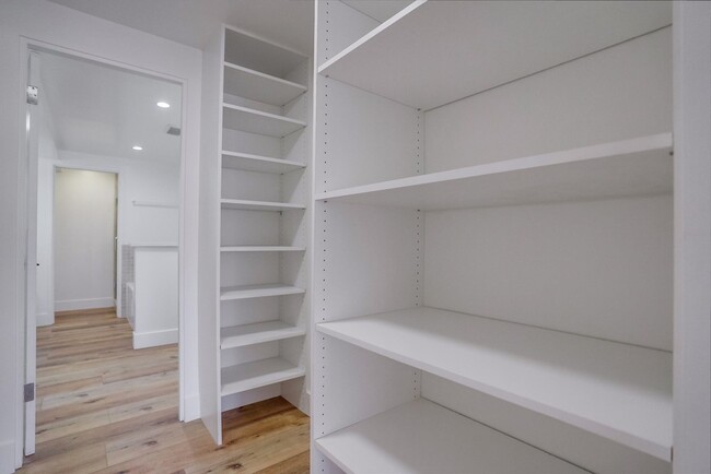 Building Photo - 435 N Oakhurst Dr