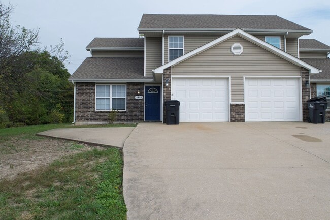 Building Photo - Nice 4 Bed 3 Bath Duplex!