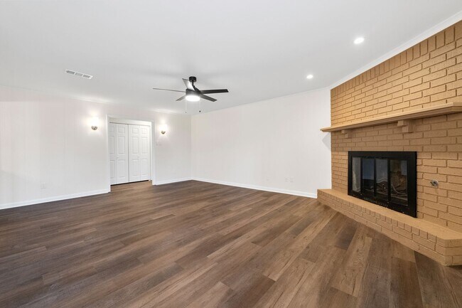 Building Photo - 3 BD 2 BA