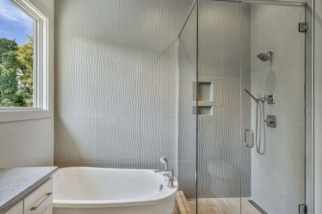 Building Photo - Awesome fully furnished 1BE/1BA in the Wav...