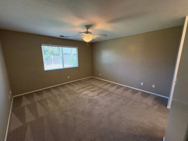 Building Photo - Lovely NW Visalia Home Near Shopping Centers Available Now!