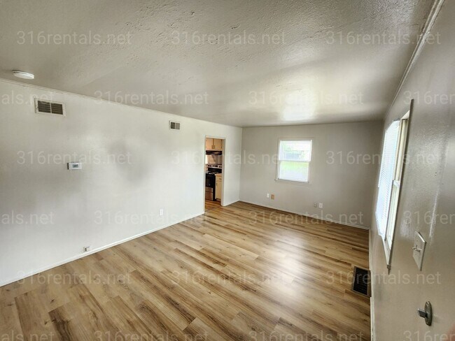 Building Photo - $975 - 3 bed 1 bath - Single Family Home