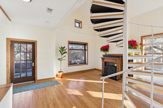 Building Photo - 5202 N Lakewood Ave