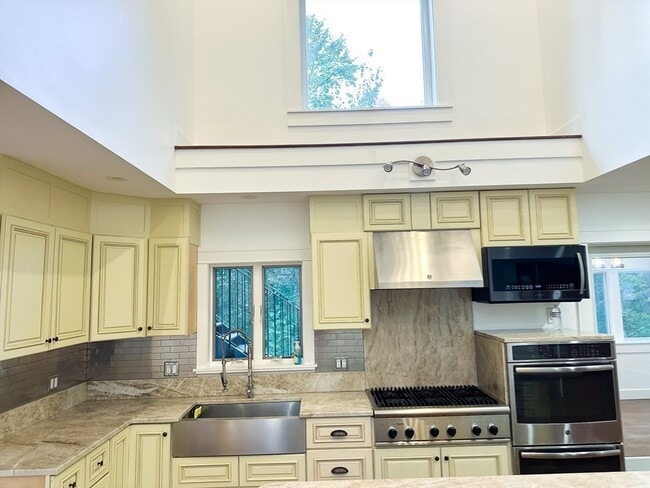 Building Photo - 125 Maple St