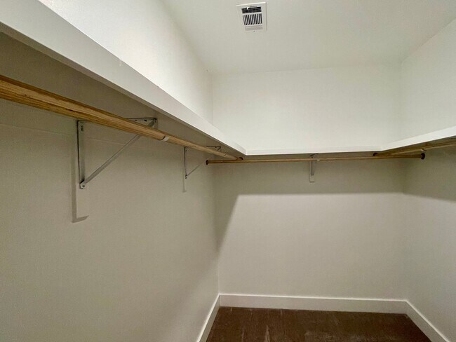 Building Photo - Stunning 3br in River Hills Farm!