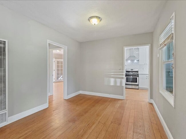 Building Photo - Sunny & Bright Bungalow in King Estates