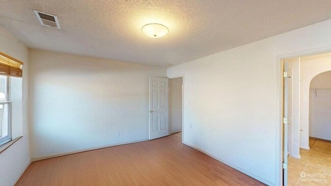 Building Photo - Centrally located 3 bed 3 bath home.