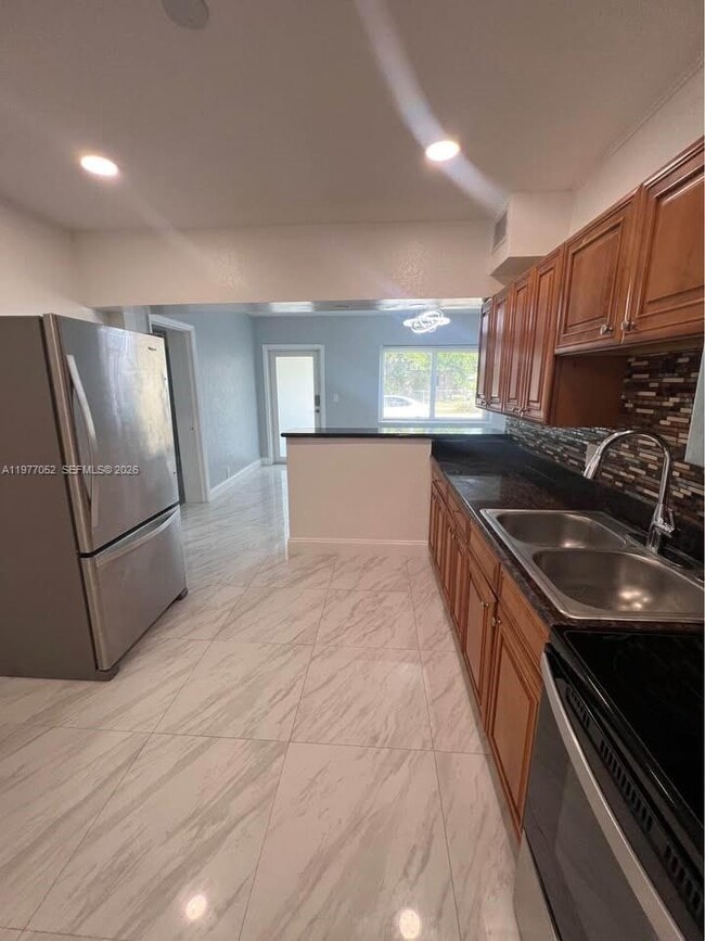 Building Photo - 18 Miami Gardens Rd