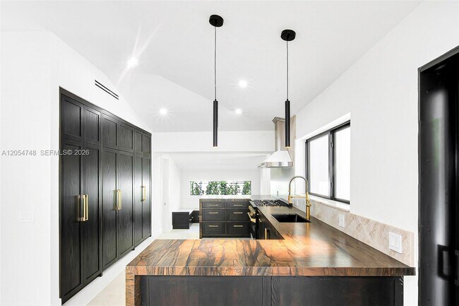 Building Photo - 899 NE 71st St