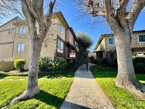 Building Photo - 2-bedroom 2 bath Condo in Van Nuys