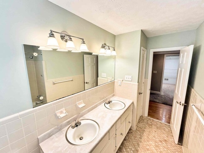 Building Photo - Spacious 3 BR/2 BA Duplex in Austell!