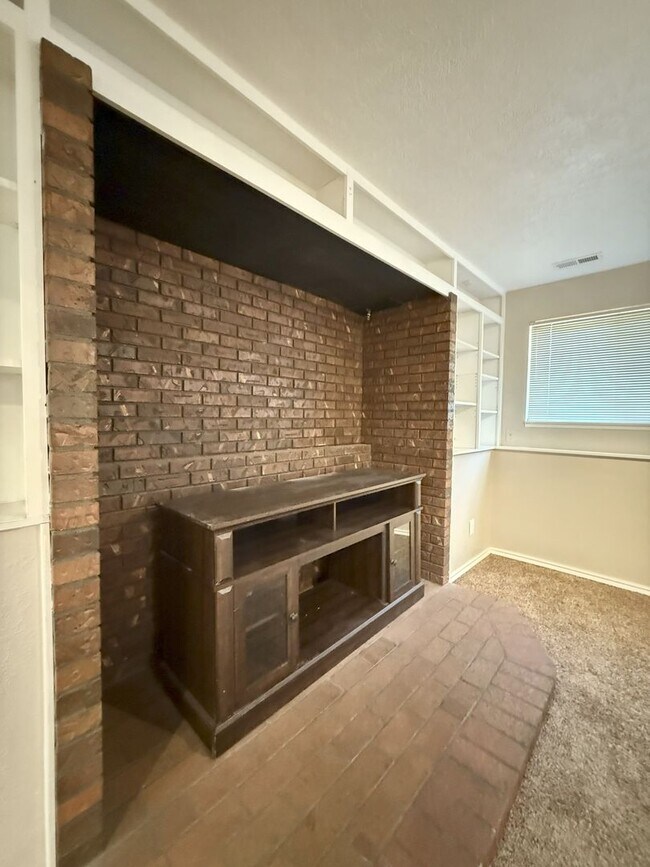 Building Photo - Spacious Comfort Meets Practical Living in...