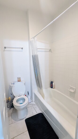 Bathroom 2 - 2529 Rio Grande St