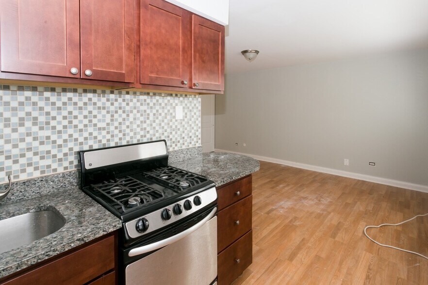 Building Photo - 701 Elm Pl