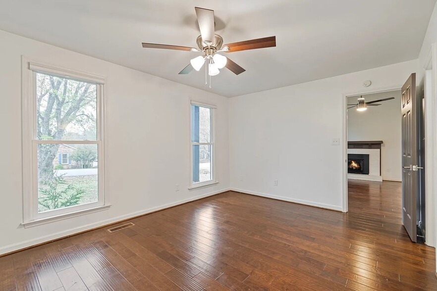 Building Photo - 723 Riverview Dr