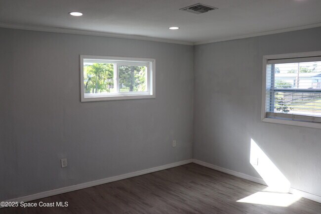 Building Photo - 491 Seacrest Ave