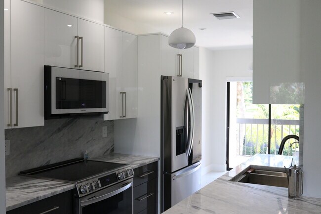 Building Photo - 11311 Pond View Dr