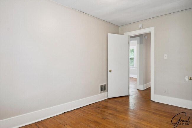 Building Photo - $1250 3 bedrooms