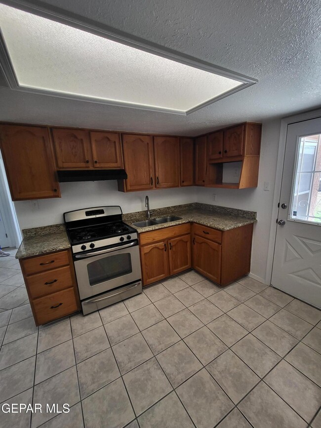 Building Photo - 4600 Sierra Vista Dr