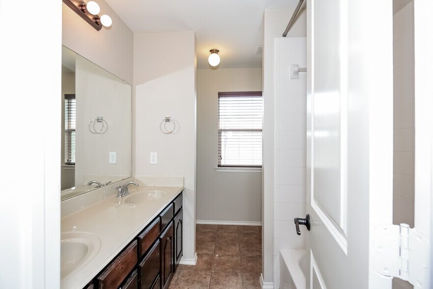 Building Photo - 1082 Carpenter Ct