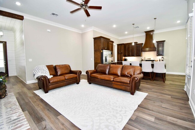 Building Photo - Beautiful 5 Bed 4 Bath Home in Ruston!
