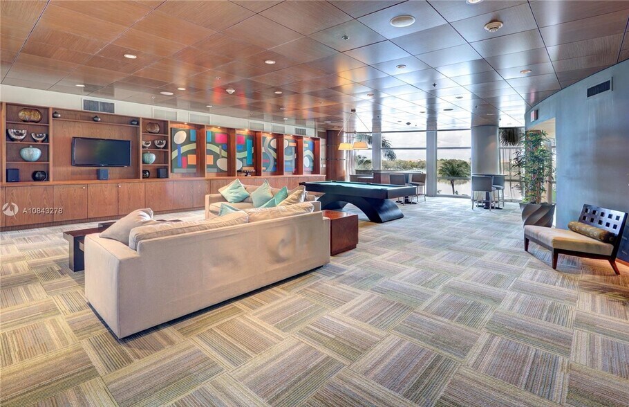 Building Photo - 2641 N Flamingo Rd