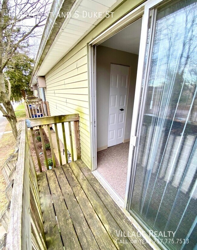 Building Photo - 461 E Maple St