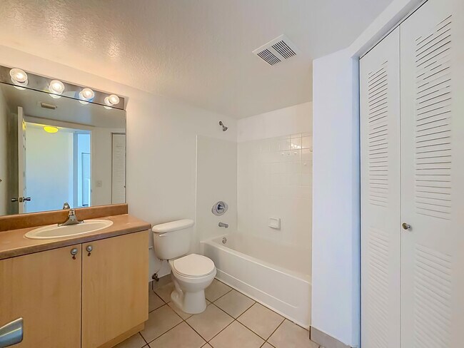 Building Photo - 1119 Villa Cir
