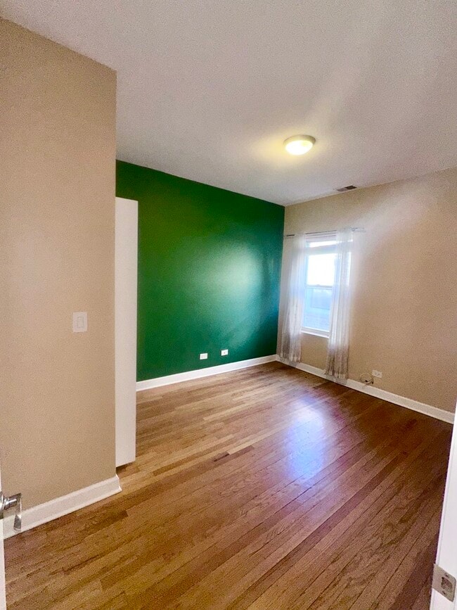 Building Photo - 1334 W Estes Ave