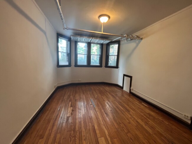 Building Photo - 5958 W Fillmore St