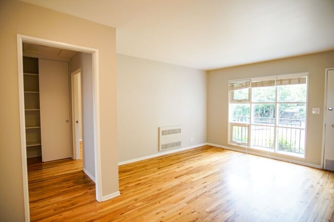 Building Photo - Mid-Century Dream Come True! Lovingly Maintained 2-Bedroom Available Soon!