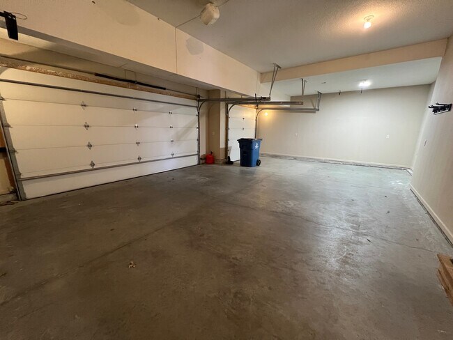 Building Photo - 1234 Vivian Dr