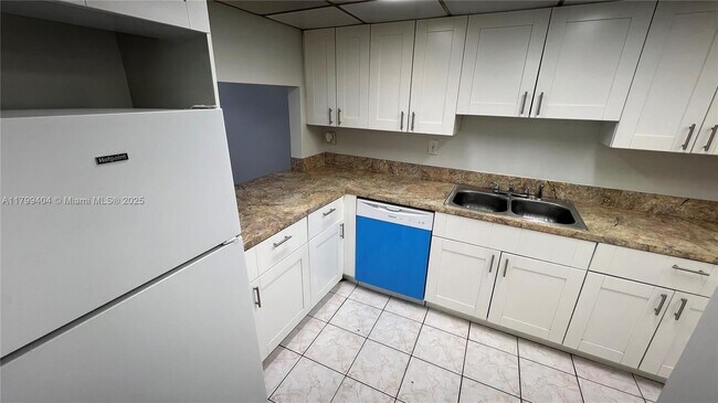 Building Photo - 10000 NW 80th Ct