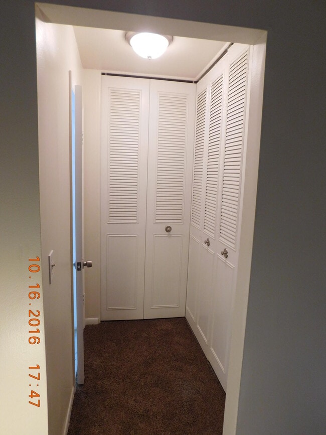 Building Photo - 444 N Fox Hills Dr