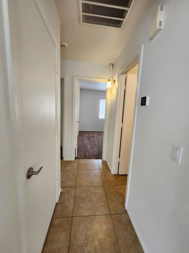 Building Photo - Beautiful Mountain Views! 3bedrom 2 bath