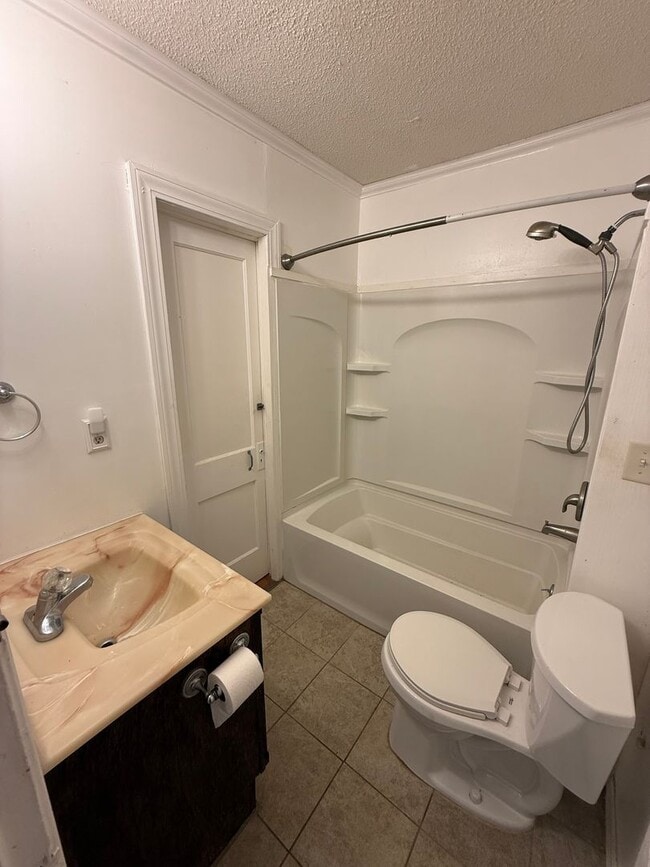 Building Photo - $895 - 2 bedroom / 1 bathroom - Single Fam...