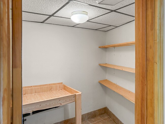 Building Photo - 3320 Lakewood Ct