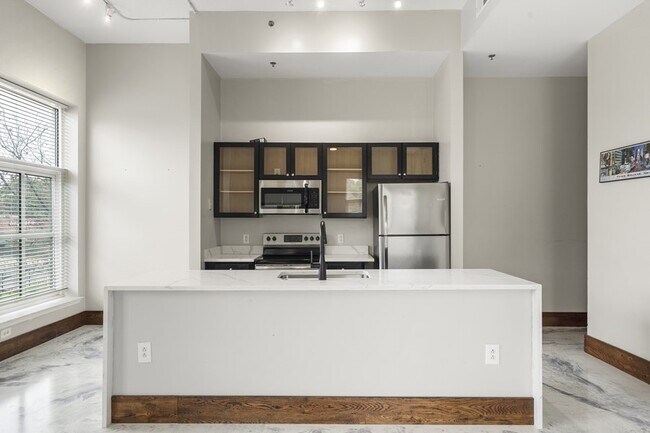 Building Photo - Large Corner Condo with a View