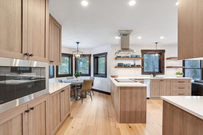 Building Photo - Luxury 3 bedoom/2.5 bathroom Home w/ Hot Tub