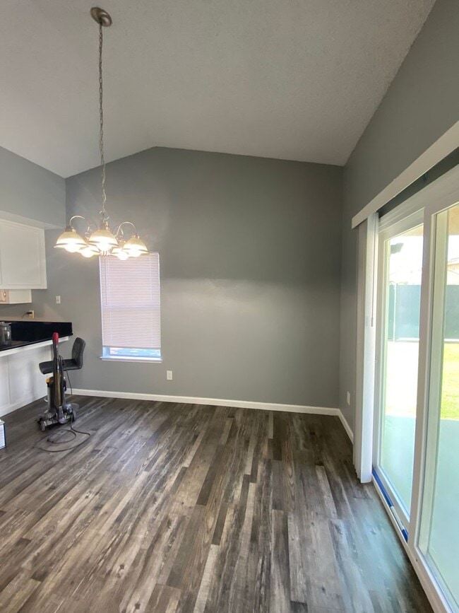 Building Photo - Newley Remodeled 3 BD 2 BA house on corner...